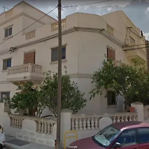 Kwatera prywatna Corner Townhouse 1km From, Msida